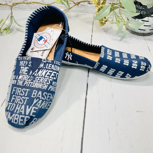 NWT New York Yankees Canvas Slip on Shoes - Size S (5/6) - Picture 4 of 12